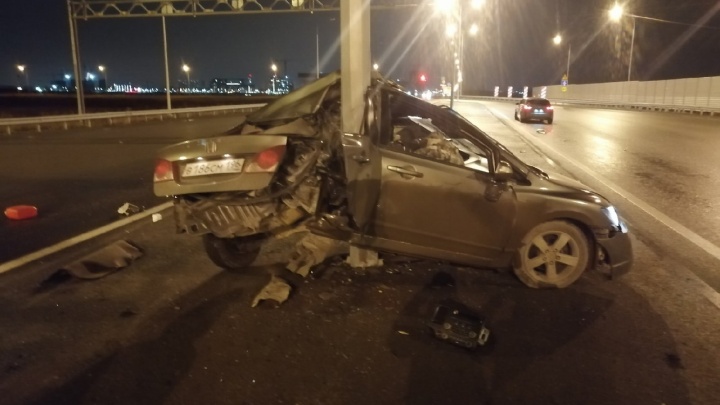 В Екатеринбурге Honda намотало на столб: водителя увезла реанимация