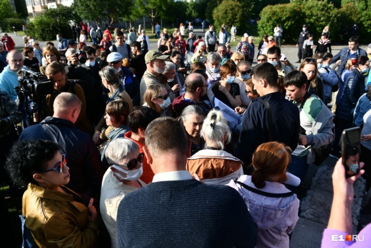 В июне 2021 года из-за благоустройства сквера на Опалихинской местные жители устроили протест В июне 2021 года из-за благоустройства сквера на Опалихинской местные жители устроили протест