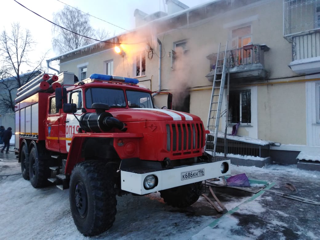 В Екатеринбурге пожарные спасли из горящей квартиры четверых детей