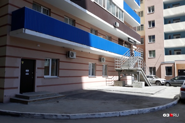 Девочка упала с высоты на тротуар Девочка упала с высоты на тротуар