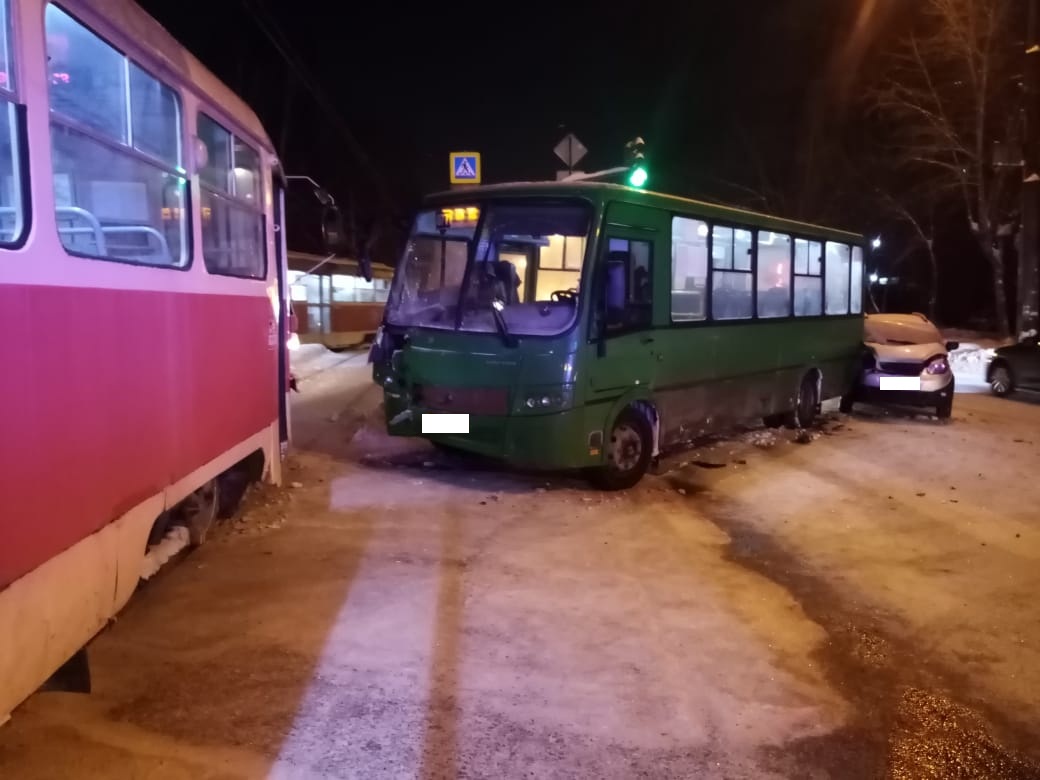 Жесткое столкновение трамвая с автобусом на Вторчермете попало на видео