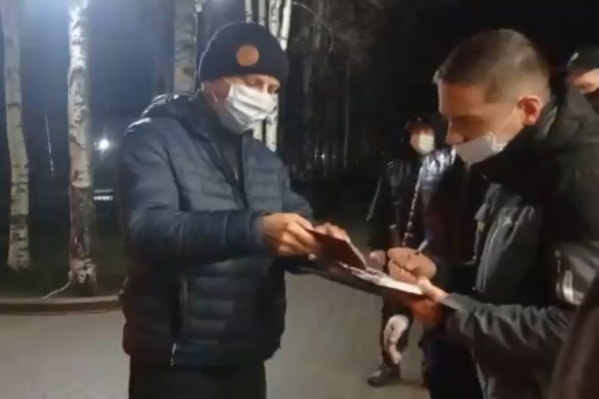 Северодвинца остановили и стали проверять документы, когда он возвращался домой через Вельск Северодвинца остановили и стали проверять документы, когда он возвращался домой через Вельск