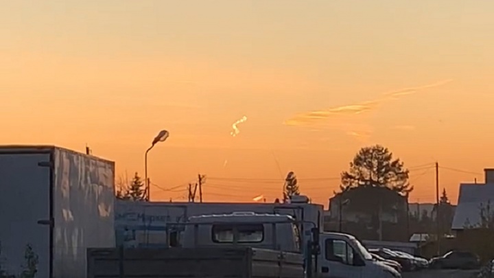 «Похоже, неподалеку упал метеорит»: екатеринбуржец снял на видео странные следы в небе над городом