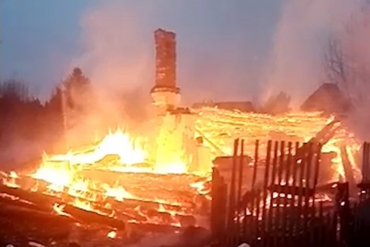 При пожаре в частном доме в поселке Утёс погибли четверо детей