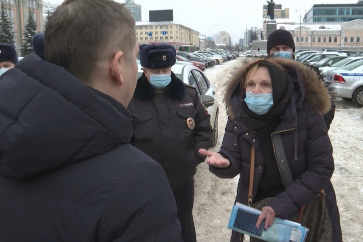 Женщина планировала отнести гроб с телом матери к зданию администрации Женщина планировала отнести гроб с телом матери к зданию администрации
