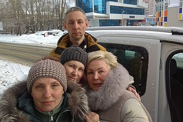 Сегодня днем, как сообщается в группе «Вести с Шиеса», Анну Шекалову (справа) отпустили после решения суда Сегодня днем, как сообщается в группе «Вести с Шиеса», Анну Шекалову (справа) отпустили после решения суда