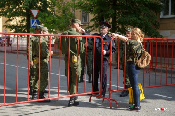 За ограждение пускают лишь тех, кто живет в соседних домах За ограждение пускают лишь тех, кто живет в соседних домах