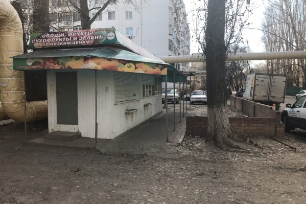 Незаконный торговый павильон возник на улице Тургенева в Дзержинском районе Незаконный торговый павильон возник на улице Тургенева в Дзержинском районе