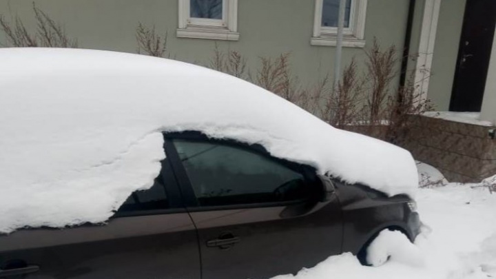 В Екатеринбурге приставы вернули женщине машину, которую ее бывший муж проиграл в карты
