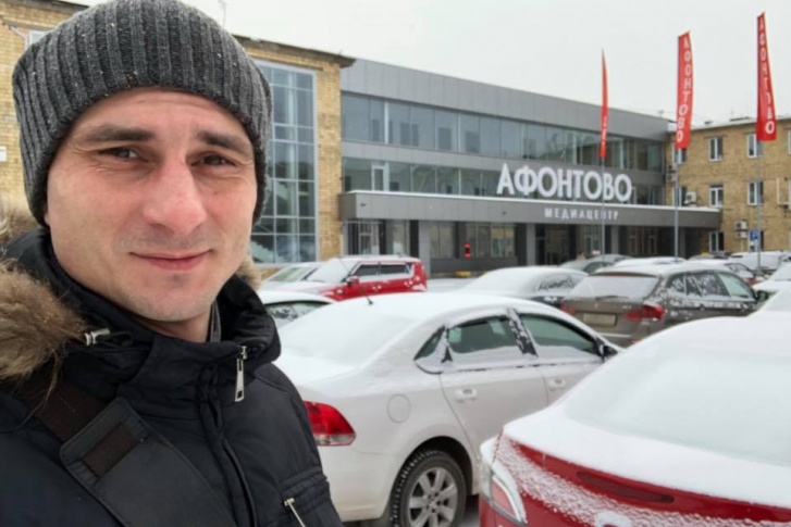 Поляков до 2018 года работал на канале «Афонтово», но был уволен после репортажа про места для отдыха чиновников края