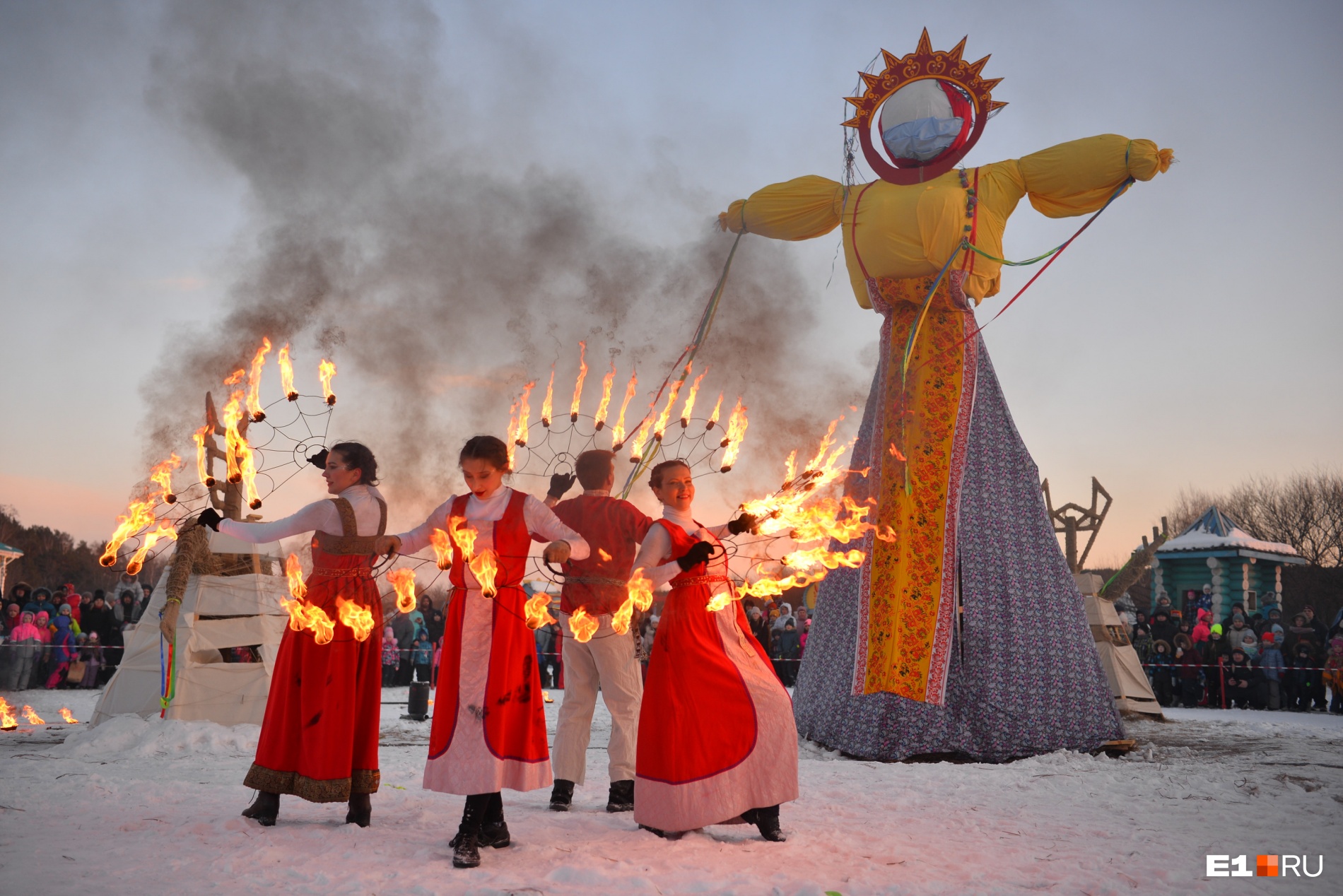 Испекли тысячи блинов и сожгли десятки чучел: 20 ярких кадров с празднования Масленицы в Екатеринбурге