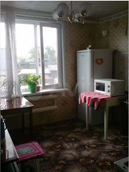 «На большой кухне пластиковое окно, счетчики воды и отопления», — пишут в объявлении «На большой кухне пластиковое окно, счетчики воды и отопления», — пишут в объявлении