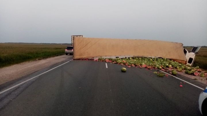 Мужчина погиб при столкновении Lifan с грузовиком — трасса оказалась перекрыта разбросанными арбузами