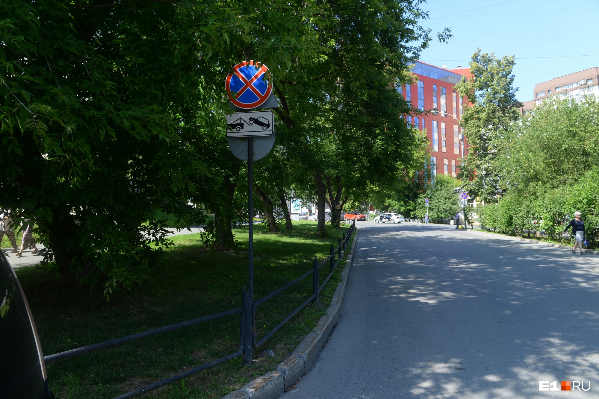 В центре Екатеринбурга запретят остановку и стоянку автомобилей