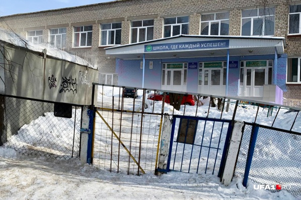 Перебираться через ограду приходится и родственникам, которые встречают после уроков младшеклассников Перебираться через ограду приходится и родственникам, которые встречают после уроков младшеклассников
