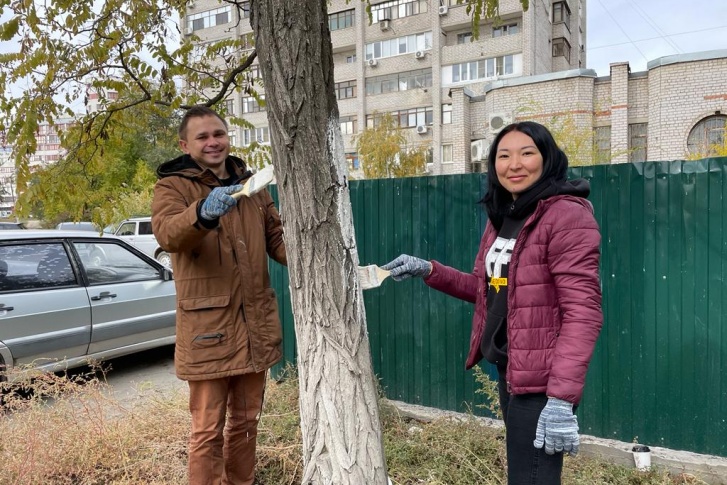 На осеннюю побелку многие пришли семьями На осеннюю побелку многие пришли семьями