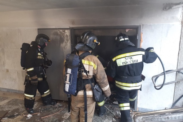 Взрывом в помещении вынесло пластиковую дверь Взрывом в помещении вынесло пластиковую дверь