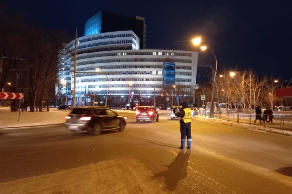 На кольце движение регулируют вручную На кольце движение регулируют вручную