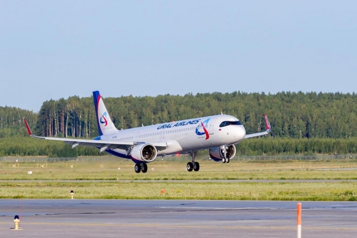 Самолет должен был вылететь в 6 утра Самолет должен был вылететь в 6 утра