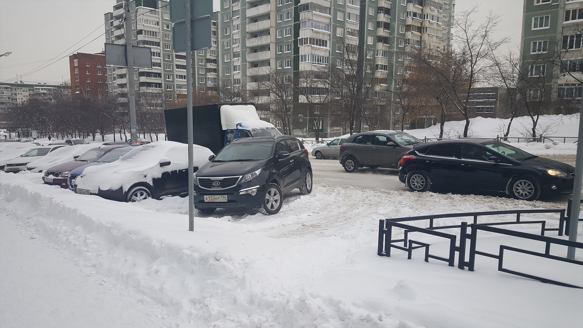 Парковочные карманы не очищаются от снега Парковочные карманы не очищаются от снега