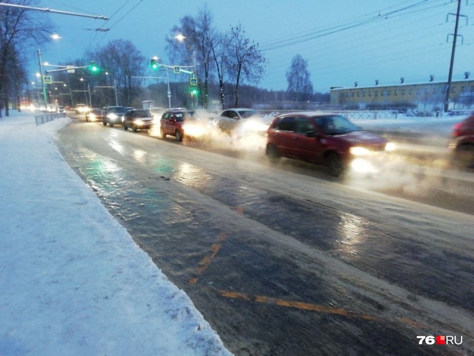 Ледяная дорога у остановки. Автобусам приходится тормозить <a href="https://76.ru/text/transport/2021/01/12/69689946/" target="_blank" class="_">колесами о бордюр</a> Ледяная дорога у остановки. Автобусам приходится тормозить <a href="https://76.ru/text/transport/2021/01/12/69689946/" target="_blank" class="_">колесами о бордюр</a>