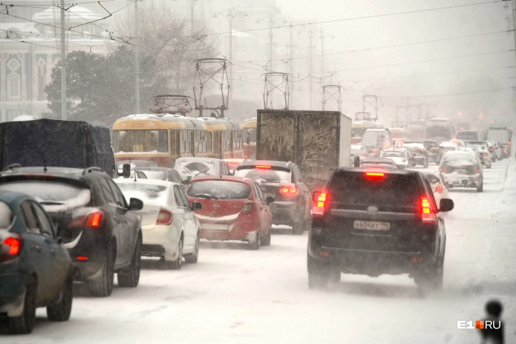 На протяжении последних недель жители Екатеринбурга жалуются на не чищенные дороги