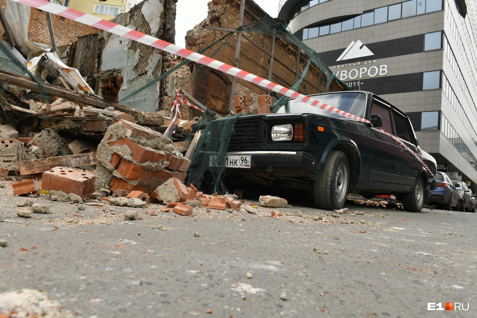 Владелец машины, на которую упали обломки здания на Радищева, собирается судиться с его владельцем