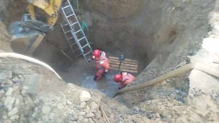 «Один человек под завалами»: на окраине Екатеринбурга обрушился котлован с рабочими