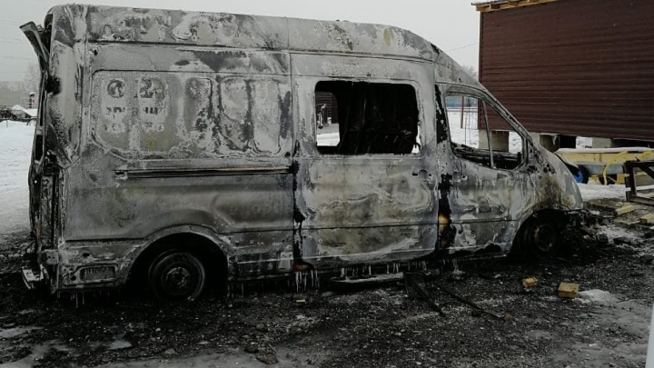 «Даже пожарные понимают, кто это»: в Красноярске после поджога сгорел катафалк
