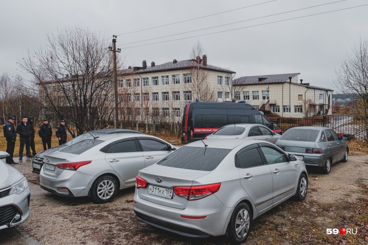 После случившегося в школу приехали следователи После случившегося в школу приехали следователи