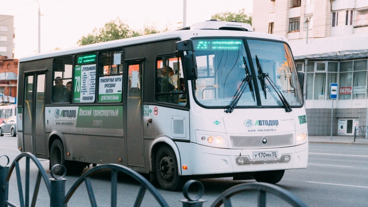 Три автобуса поедут по-новому из-за полумарафона в центре Омска