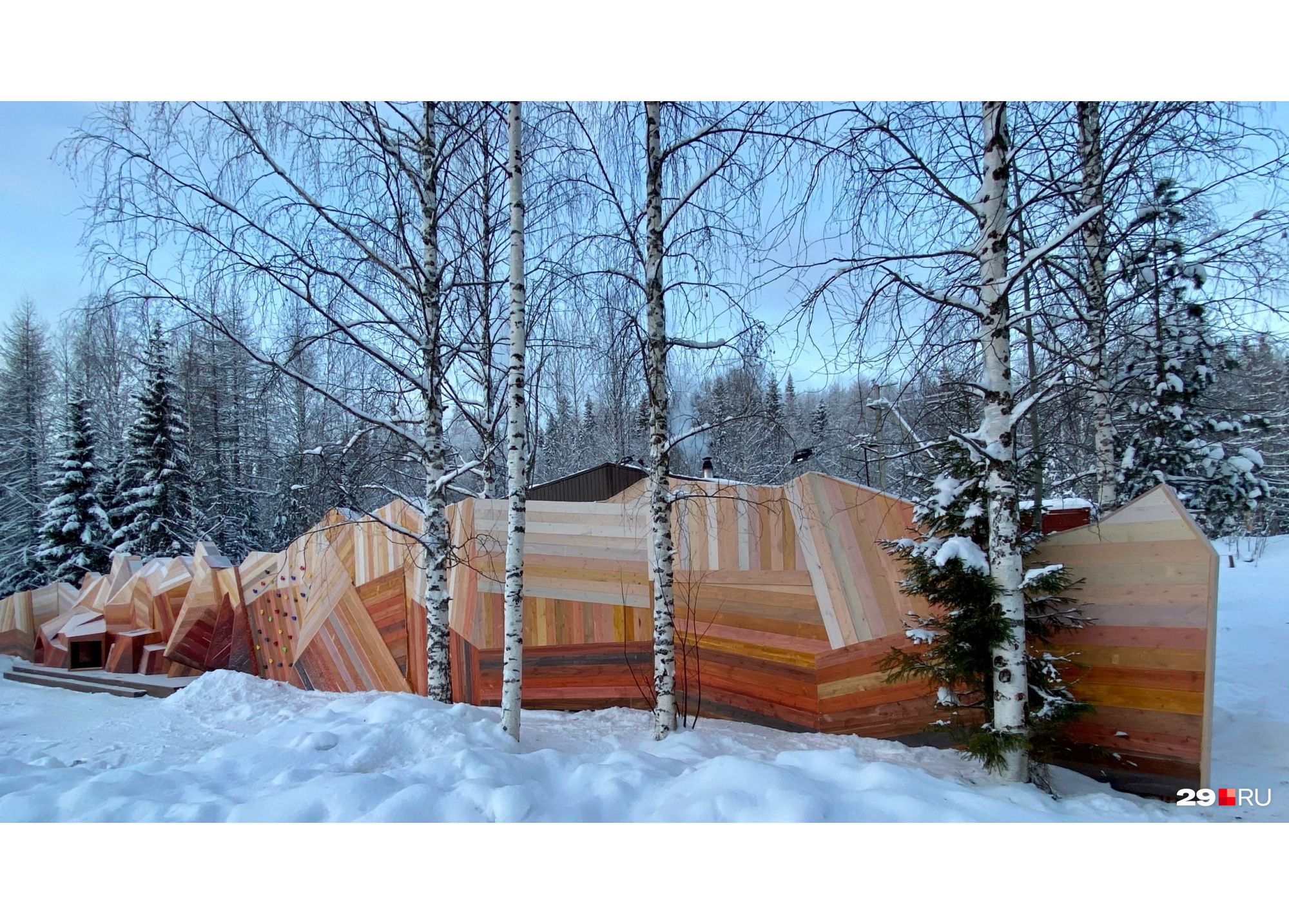 Для облицовки гор использовали 550 трехметровых досок. Их красили в разные цвета вручную Для облицовки гор использовали 550 трехметровых досок. Их красили в разные цвета вручную