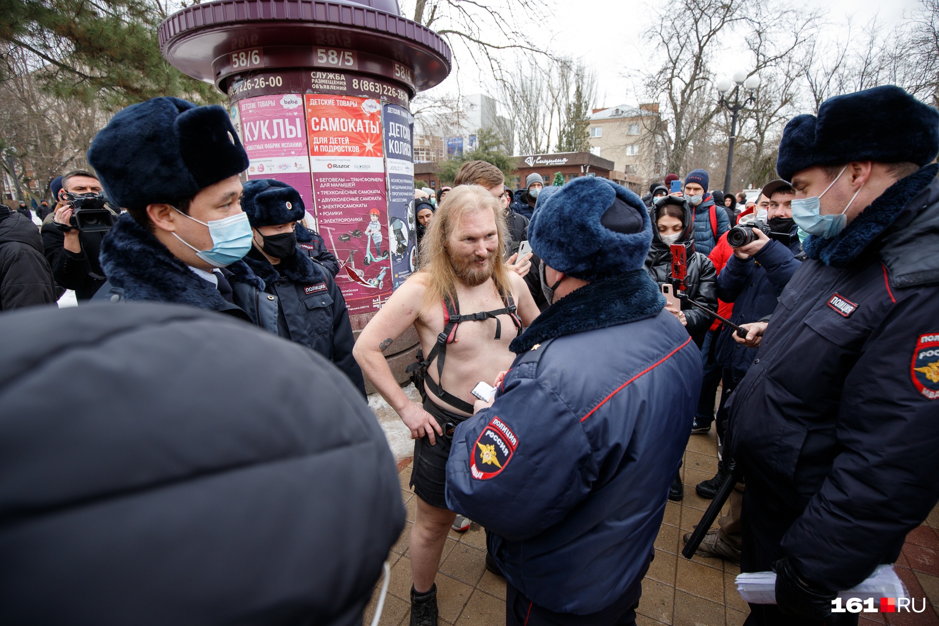 В самом начале акции полицейские попытались задержать этого мужчину, им это удалось позднее В самом начале акции полицейские попытались задержать этого мужчину, им это удалось позднее