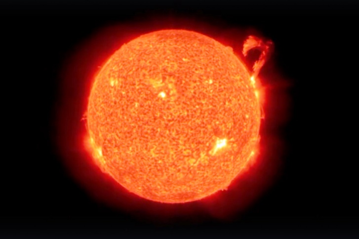Как видите, мощный выброс плазмы произошел с правой стороны солнечного диска