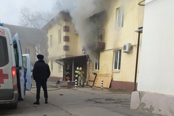 По словам очевидцев, двоих вынесли без сознания По словам очевидцев, двоих вынесли без сознания