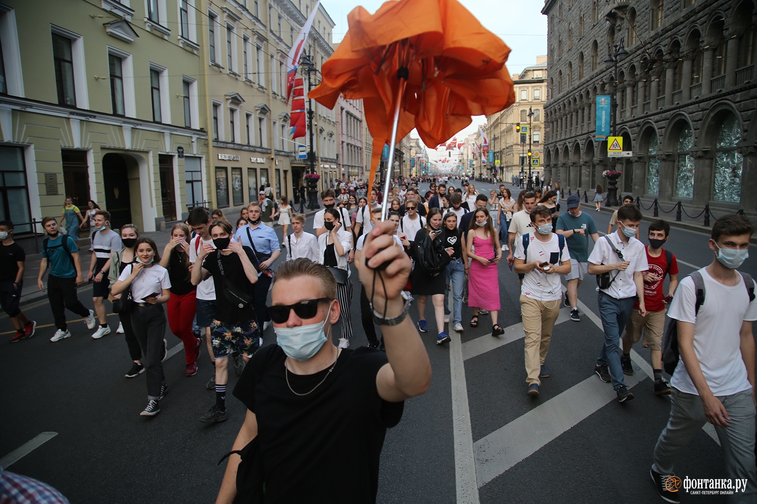 Участники идти. Алые паруса 2021 на Дворцовой. Выпускники на Дворцовой. Толпы на Дворцовой. Алые паруса толпа.