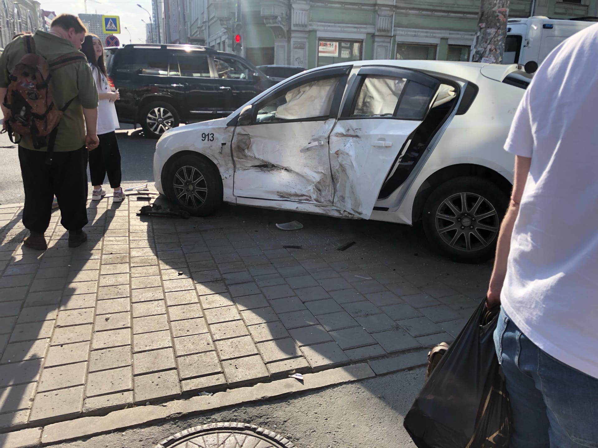 «Машина влетела в такси, такси влетело в толпу»: возле «Гринвича» столкнулись две иномарки