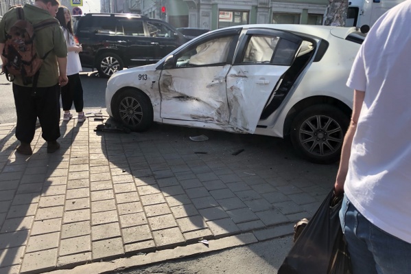 Такси отбросило на людей Такси отбросило на людей