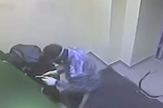 В Сургуте двое грабителей из Екатеринбурга попытались взорвать банкомат. Видео
