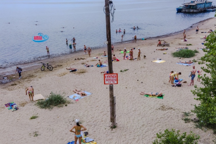 Пляж на Спартановке зарос тиной и мусором Пляж на Спартановке зарос тиной и мусором