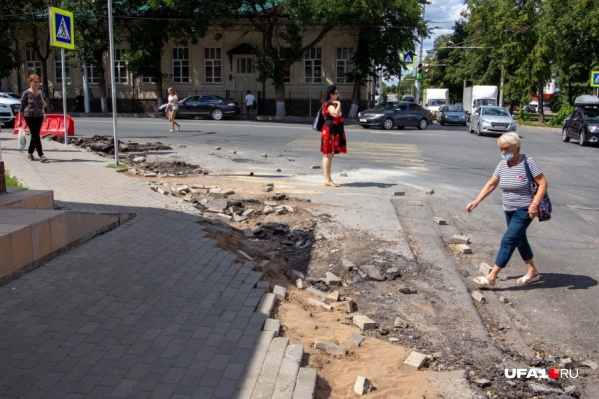 На некоторых участках уже поставили новые бордюры, но работа еще далеко не окончена На некоторых участках уже поставили новые бордюры, но работа еще далеко не окончена