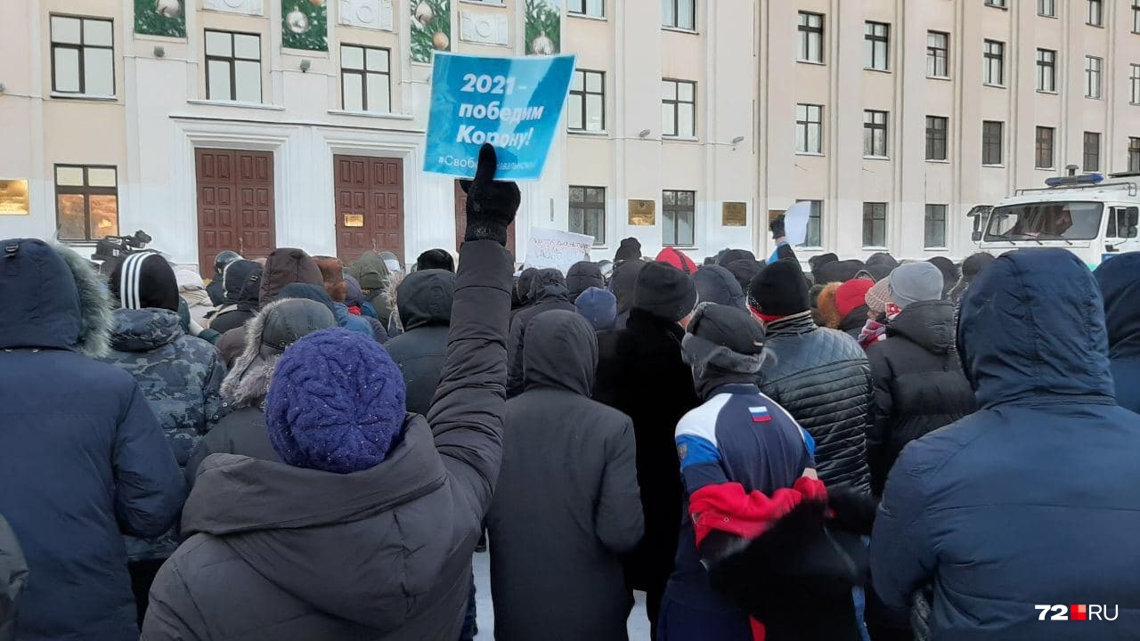 Участники демонстрируют плакаты и скандируют лозунги Участники демонстрируют плакаты и скандируют лозунги 