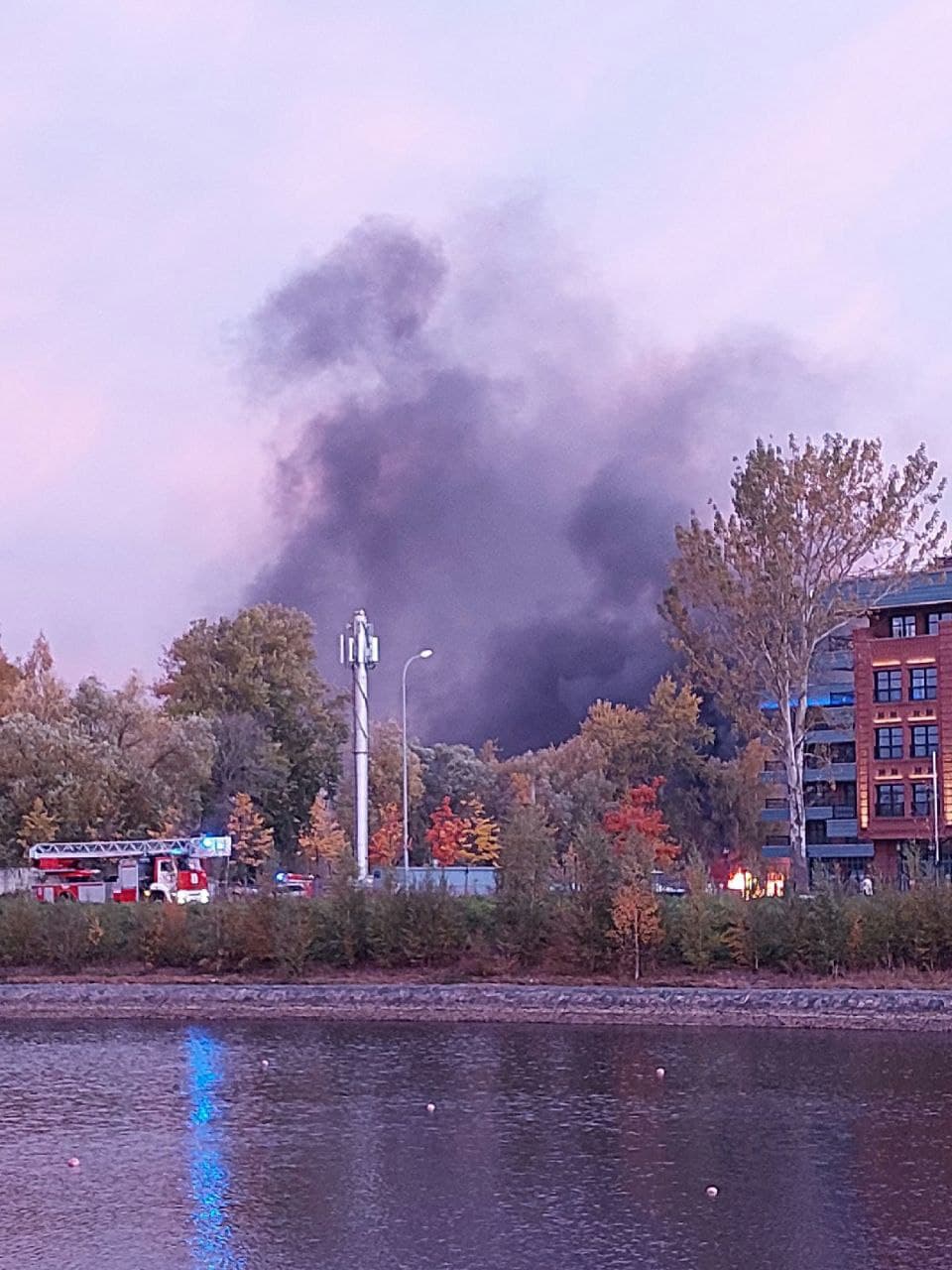 При пожаре в яхт-клубе на Крестовском погиб человек