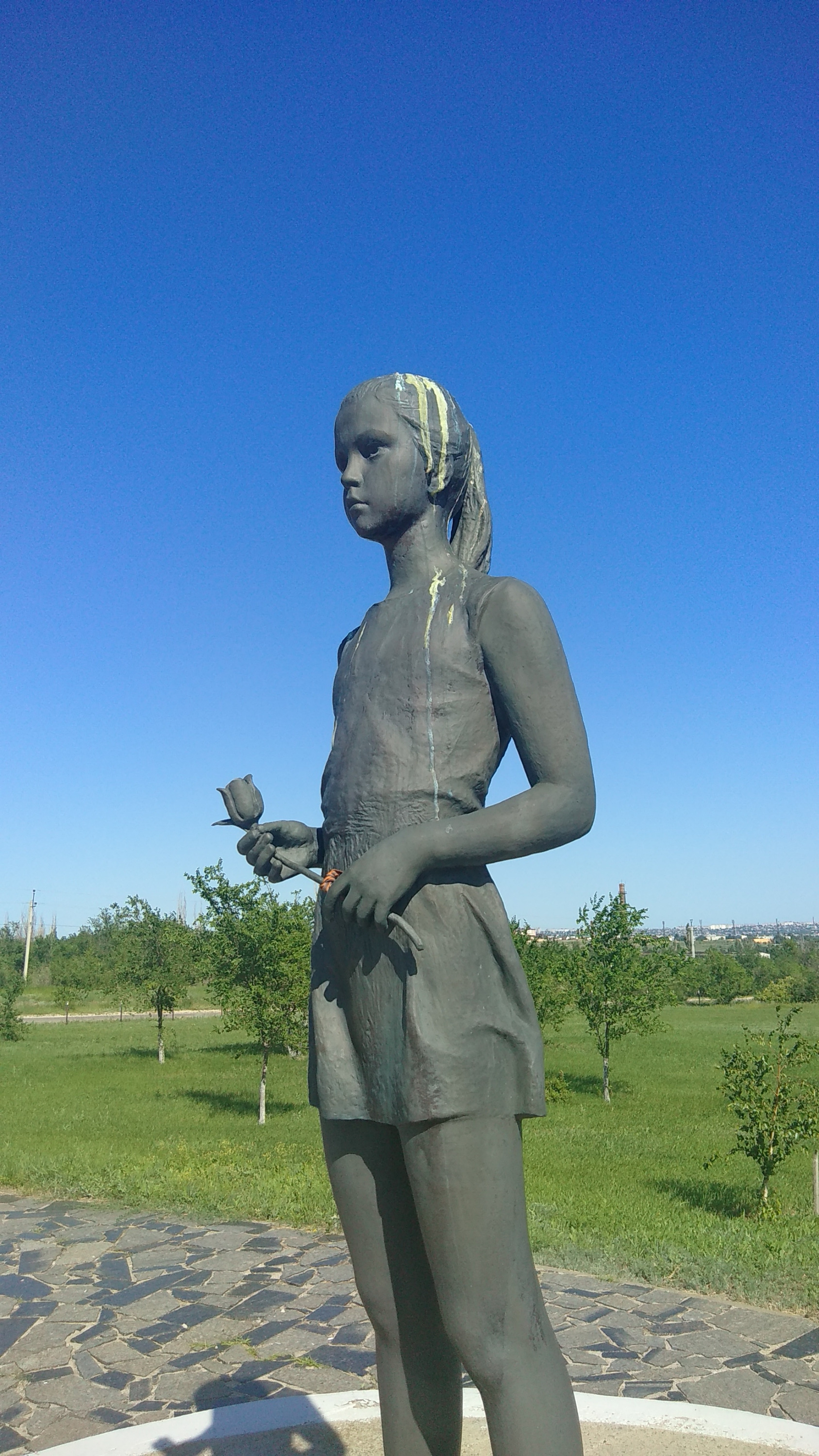 Памятник девочке Миле больше привлекает птиц, чем гостей мемориала