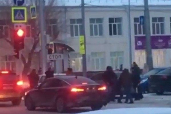 На кадрах — группа мужчин, которая усадила ребенка в машину и увезла На кадрах — группа мужчин, которая усадила ребенка в машину и увезла