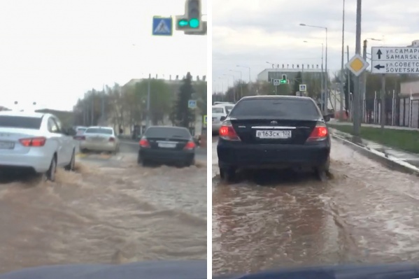 Машины передвигаются по капот в воде Машины передвигаются по капот в воде