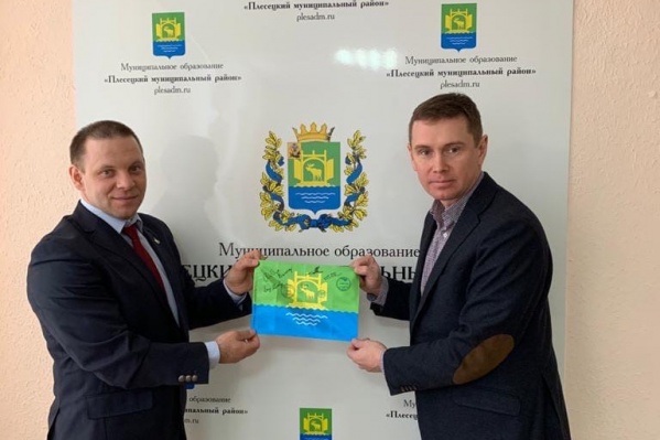 Иван Вагнер передал в администрацию флаг Плесецкого района с автографами членов экипажа <nobr class="_">МКС-63</nobr> и Crew Dragon Иван Вагнер передал в администрацию флаг Плесецкого района с автографами членов экипажа <nobr class="_">МКС-63</nobr> и Crew Dragon