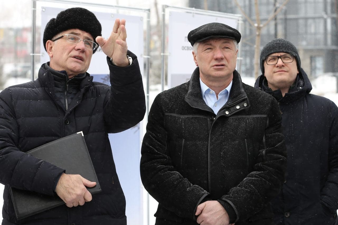 Федерального чиновника сопровождал губернатор Алексей Текслер Федерального чиновника сопровождал губернатор Алексей Текслер