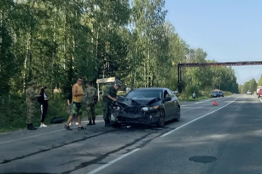 На уральской трассе иномарка снесла остановку и вылетела в кювет