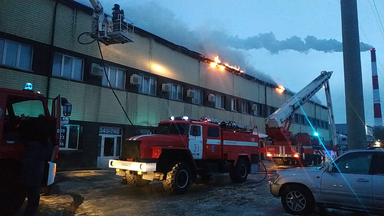 В Омске горит автосервис — эвакуированы 12 грузовиков